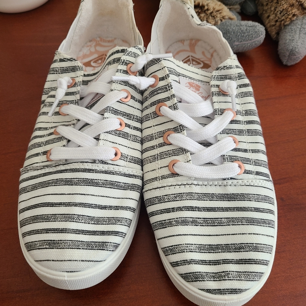 Women's Sz 8 Roxy Shoes